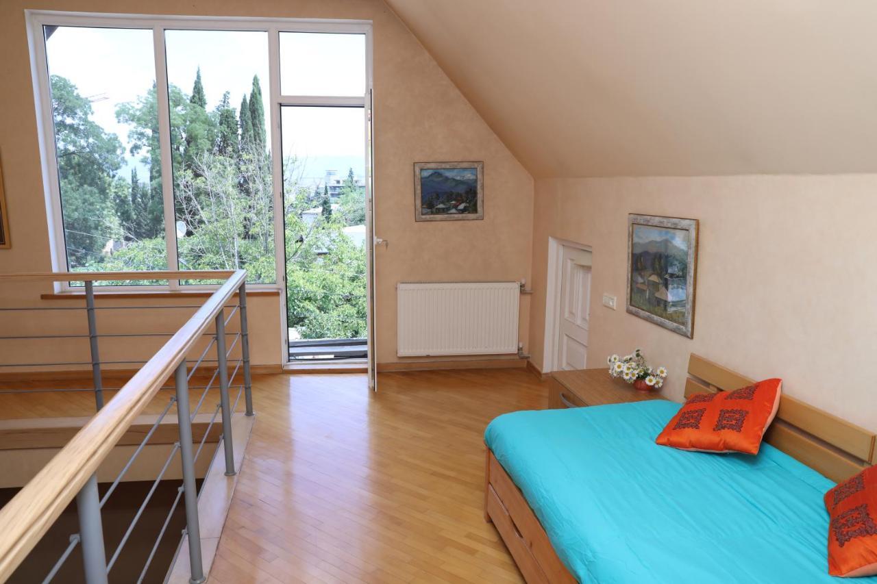 4Bd Appartaments With Cozy Garden Tiflis Dış mekan fotoğraf
