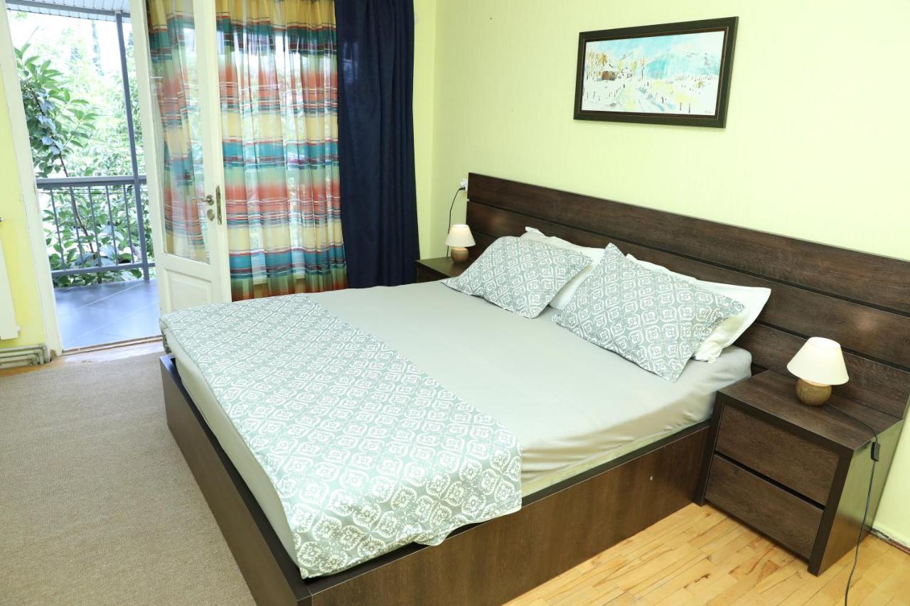 4Bd Appartaments With Cozy Garden Tiflis Dış mekan fotoğraf